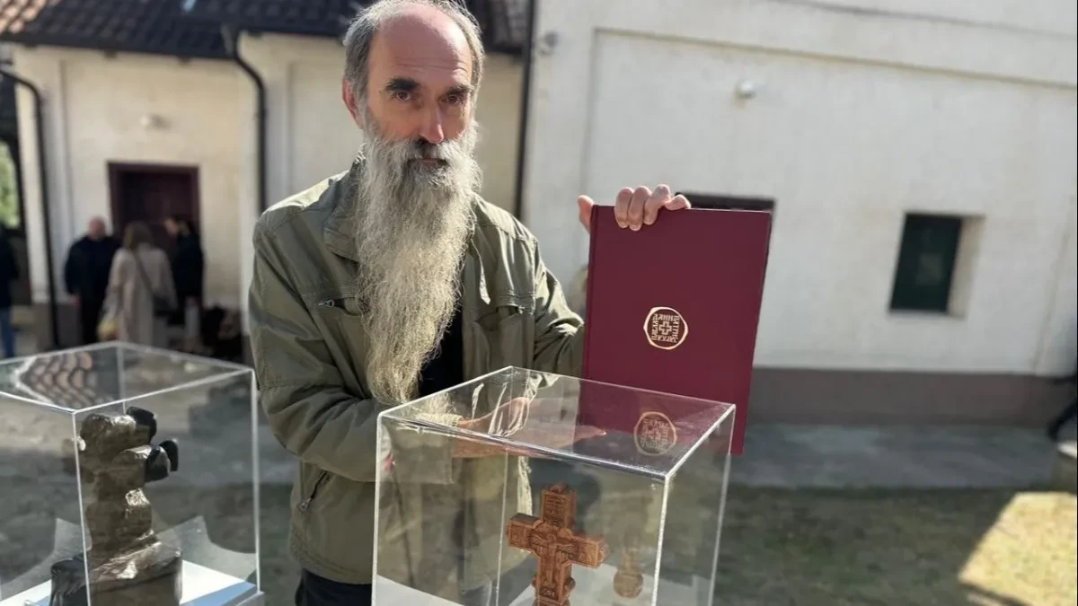 Tamo gde je patrijarh Pavle započeo duhovni put: Najlepši krst nastao od drveta trešnje
