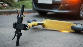 Devojčicu na trotinetu pokosio automobil: Kamera zabeležila stravičan trenutak (UZNEMIRUJUĆI VIDEO) 
