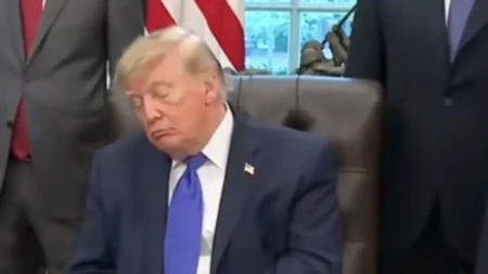 Tramp ponovo zaspao: Pogledajte skandaloznu pozadinu nove montirane kampanje protiv američkog predsednika! (VIDEO)