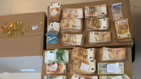 Rusi pod istragom zbog krijumčarenja i pranja novca: U stanu pronađeno više od 61.000 evra i IT oprema (FOTO)