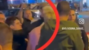 Blokader mučki udario pesnicom aktivistkinju SNS: Stravično nasilje u Novom Sadu (VIDEO)