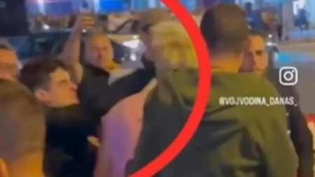 Blokader mučki udario pesnicom aktivistkinju SNS: Stravično nasilje u Novom Sadu (VIDEO)
