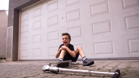 Dete (10) trotinetom udarilo u automobil: Povređeno i prevezeno u Tiršovu