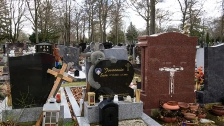 Fotografija sa groblja kod Smederevske Palanke zapalila mreže: Prizor na spomeniku zatekao sve, ljudi ne veruju šta gledaju!