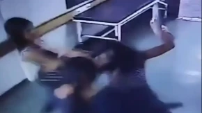 Blokader nasilnik tukao bespomoćnu ženu, a onda organizovao da je tuku i njegova supruga i ćerka (VIDEO)