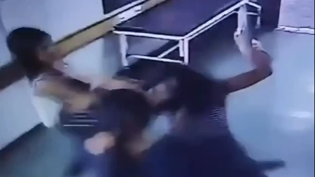Blokader nasilnik tukao bespomoćnu ženu, a onda organizovao da je tuku i njegova supruga i ćerka (VIDEO)