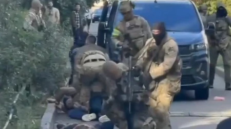 Novi snimci jezivog okršaja u Kijevu: Pripadnici tajnih službi pucaju jedni na druge! (VIDEO)