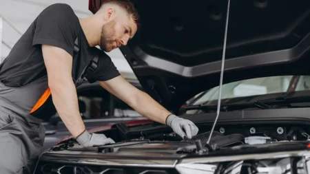 Ignorisanje ovog problema može skupo da vas košta: Evo šta da radite ako primetite da motor troši više ulja nego obično