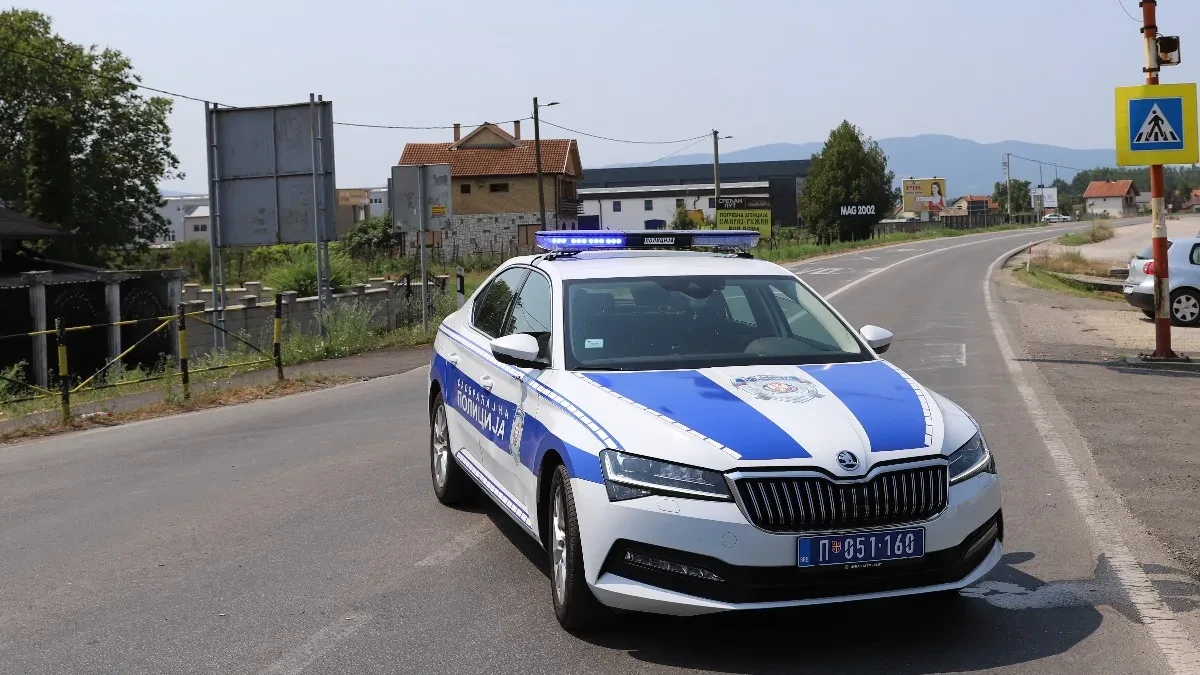 Teška saobraćajka kod Melenaca: Kamion i automobil završili prevrnuti na njivi