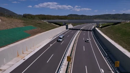 Starica uletela u zaustavnu traku, teško povredila Srbina: Mladić pod konstantnim nadzorom lekara