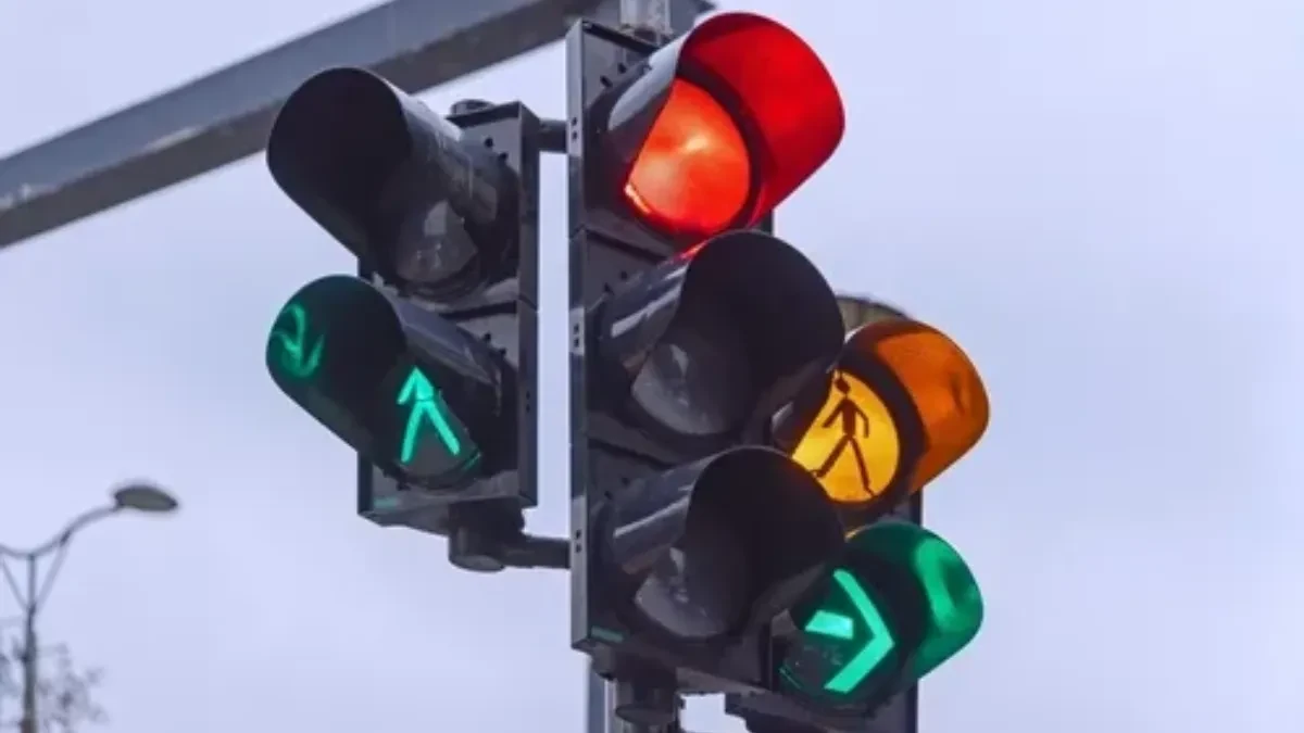 Greška koja će vas skupo koštati: Većina vozača radi ovo dok čeka na semaforu, a tako samo uništavaju auto