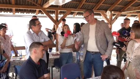 Ako je do para, to ćemo da pomognemo, recite šta su problemi: Vučić sa članovima Udruženja obolelih od multiple skleroze (VIDEO)