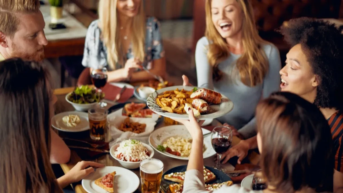 Grupa gostiju ušla 15 minuta pre zatvaranja restorana, napravili račun od 600 evra, a onda šokirali konobaricu: Nije mogla da dođe sebi