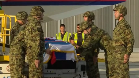 Posle 15 godina vratio se u Srbiju: Kovčeg Ratka Mladića prekriven dvema zastavama (VIDEO)