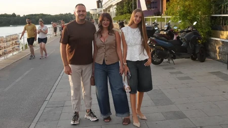 Dejan Petrović sa suprugom i ćerkom stigao na slavlje Aleksandre i Filipa: Cela Srbija brujala o napadu na njegovu naslednicu (FOTO)