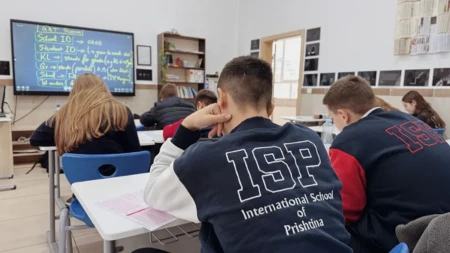 Roditelji masovno odlažu polazak dece u školu zbog letovanja: Da li zaista sme da se izostaje zbog toga – evo šta kaže zakon