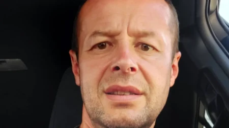 "Jel Gru pokojni?! Ne zezajte se sa mnom" Reči našeg pevača zgrozile javnost: Desio se skandal epskih razmera