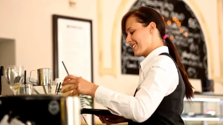 Konobarica za 5 sati rada dobila 619 evra bakšiša, a onda rekla nešto što je razbesnelo ljude