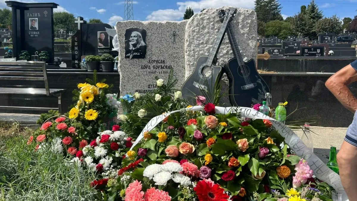 Dve godine od smrti Bore Čorbe: Od porodice ni traga, samo prijatelji došli na pomen