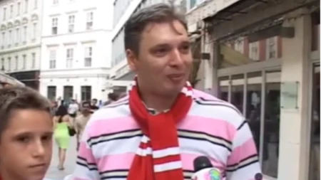 Vučić kakvog još niste videli: Otac i sin, sa šalom Zvezde oko vrata! Tako se voli Srbija! (VIDEO)