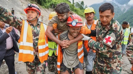 Čudo u Nepalu! Dvojica radnika pronađena živa posle devet dana u tunelu, objavljeni snimci spasavanja (FOTO/VIDEO)