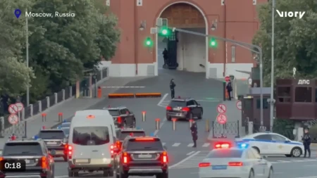 „Sve može da se promeni večeras“: Kolona ušla u Kremlj, svet čeka Putinov odgovor (VIDEO)