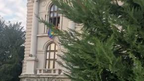„Kao da im je parlament privatna prćija“: ZLF okačio gej zastavu kroz prozor Skupštine (FOTO)