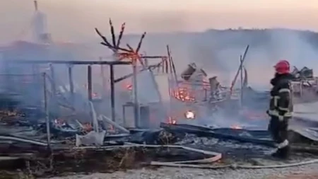 Požar za požarom u Srbiji: Vatrena stihija progutala dobro opremljenu brvnaru kod Čačka, izgoreli i prateći objekti (FOTO+VIDEO)