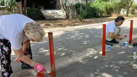 Aktivisti SNS-a nastavljaju da uređuju Novi Beograd: U Bloku 61 sređuju stazu i farbaju stubiće