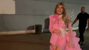 "Menjam pol i biću žena" Svi gledaju samo u stajling Uroša Stanića: Duga kosa i roze haljina, papreno je platio (VIDEO)