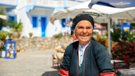 Ovaj grčki ritual povezuju sa srećnijim životom: Starije Grkinje ga i danas praktikuju, pa su zato sve vesele!