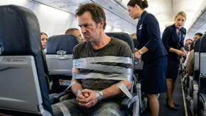 Putnik bio nevaljao u avionu: Oblepili ga trakom za sedište