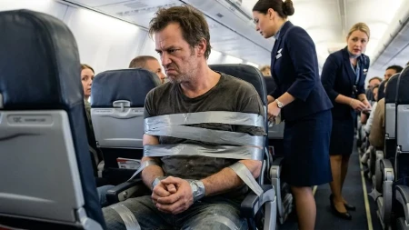Putnik bio nevaljao u avionu: Oblepili ga trakom za se sedište