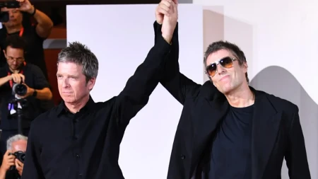 Čuvena braća Galager rasplakala fanove u Veneciji: Godinama su bili u svađi, sada su zajedno promovisali film o grupi Oasis