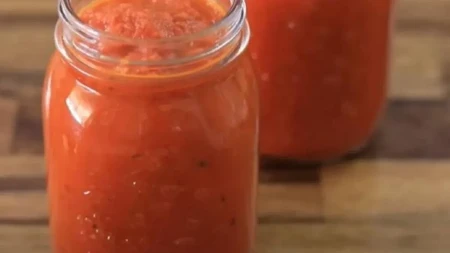 Najlakši recept za mleveni paradajz za zimnicu: Ne kuva se, a može da stoji čak 2 godine!