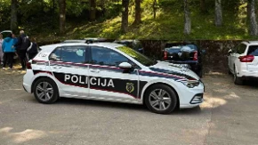 Jezive posledice nesreće kod Cazina: Vozio pijan, pa pokosio troje dece,  svima amputirana desna noga 