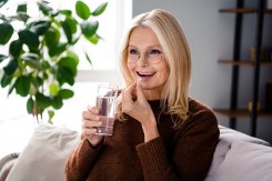 Posle 50. godine svi treba da piju ovaj vitamin: Popravlja raspoloženje i štiti od bolesti