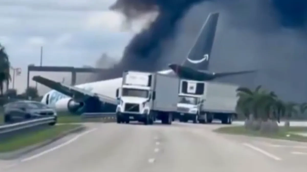Avion izleteo sa piste i zakucao se u prometnu saobraćajnicu! Gust dim kulja na sve strane 