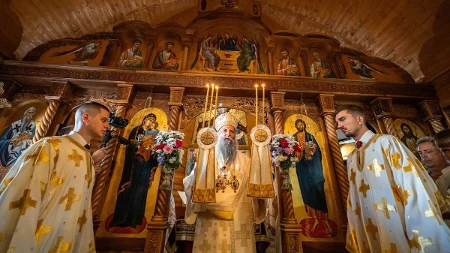 Patrijarh Porfirije osveštao manastirski hram Presvete Bogorodice Trojeručice podno Avale: Da se mole za mir - mir Božji, mir Hristov