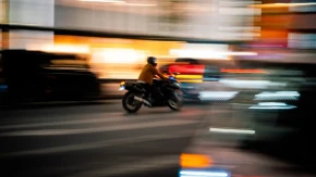 Motociklista uleteo u autobus u pokretu, vozač zanemeo od šoka: Snimak iz Kolumbije ledi krv u žilama