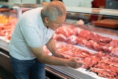 Najgore meso za holesterol: Prepuno masti i soli, a nalazi se na skoro svakom stolu
