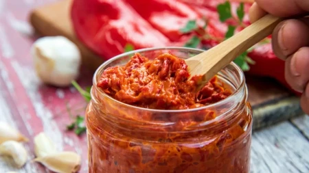 Kako je biser zimske srpske trpeze dobio ime? Pravo poreklo reči ajvar nema veze sa paprikom