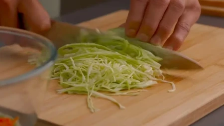 Trik zlata vredan: Zaboravite na nož i rende, ovako se kupus salata iseče za 2 minuta