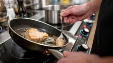 Srpkinje poludele za trikom slavnog kuvara: Evo kako da se meso ne zalepi za tiganj