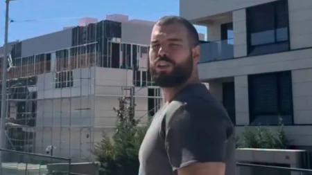 Uništena imovina Adama Adaktara: Upali mu u dvorište vile i polomili stvari, on van sebe! (VIDEO)