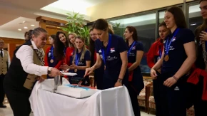 Odbojkašice Srbije stigle u Beograd, odbojkaši im priredili iznenađenje na dočeku