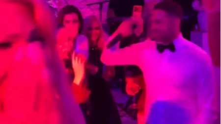 Duško uhvatio mikrofon i zapevao za Karleušu pred svima! Posvetio joj ovu pesmu, gosti ostali u čudu (VIDEO)