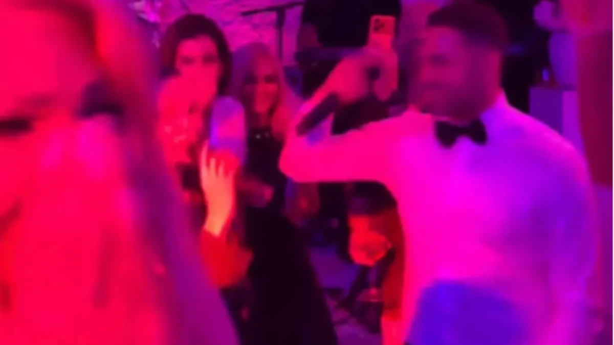 Duško uhvatio mikrofon i zapevao za Karleušu pred svima! Posvetio joj ovu pesmu, gosti ostali u čudu (VIDEO)