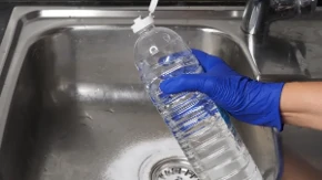 Ljudi masovno stavljaju plastičnu flašu sa vodom naopako u odvod sudopere - kad vidite zbog čega, i vi ćete uraditi isto
