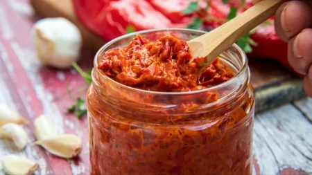 Ajvar od barenih paprika po bakinom receptu: Nema pečenja i ljuštenja, a ukus božanstven!